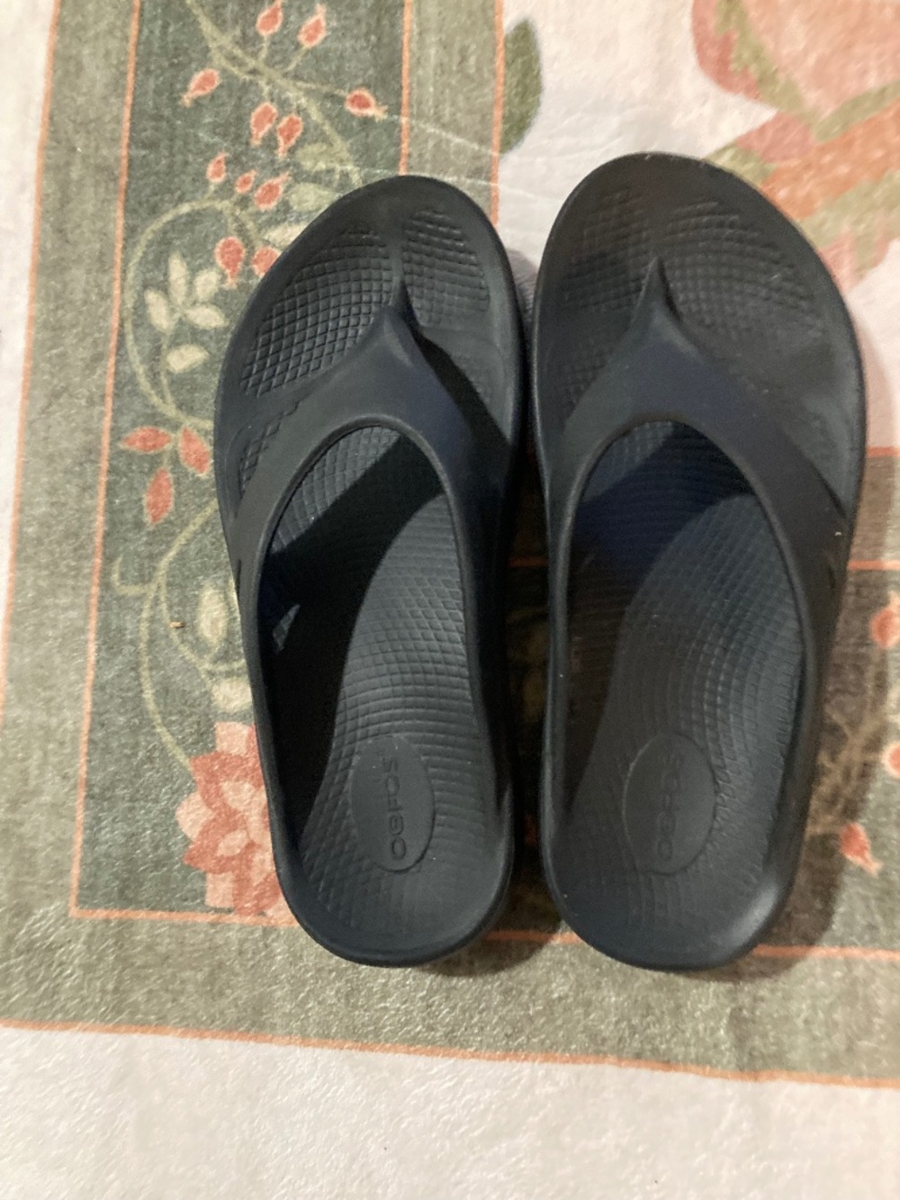 Oofos black flip fops M8/W10